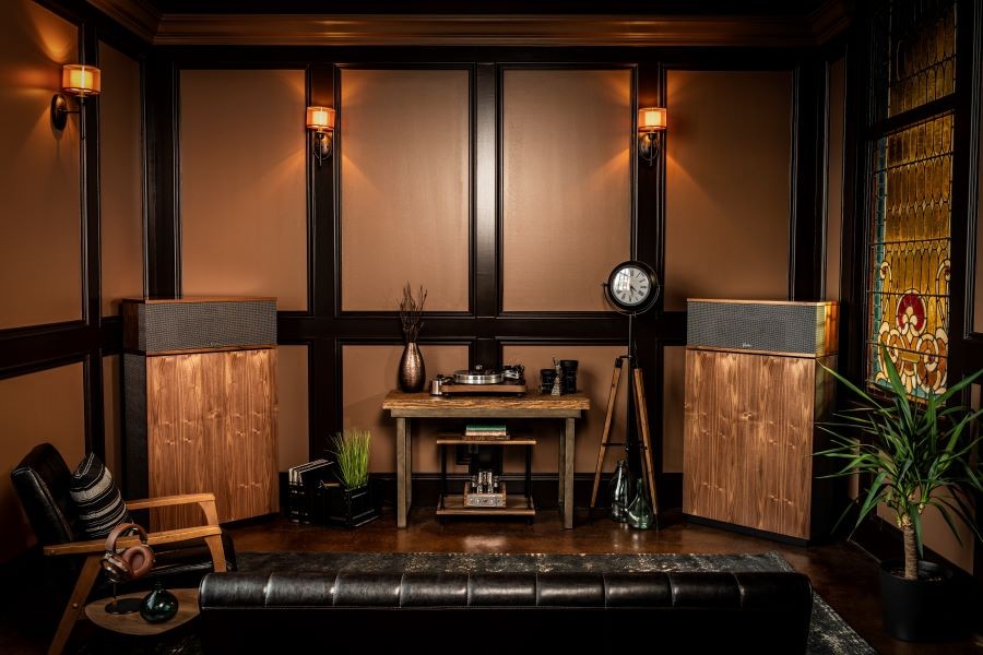 A listening room with Klipschorn AK6 high-fidelity speakers.