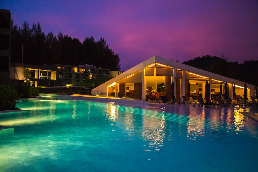 creating-a-resort-style-ambiance-with-outdoor-av-and-lighting